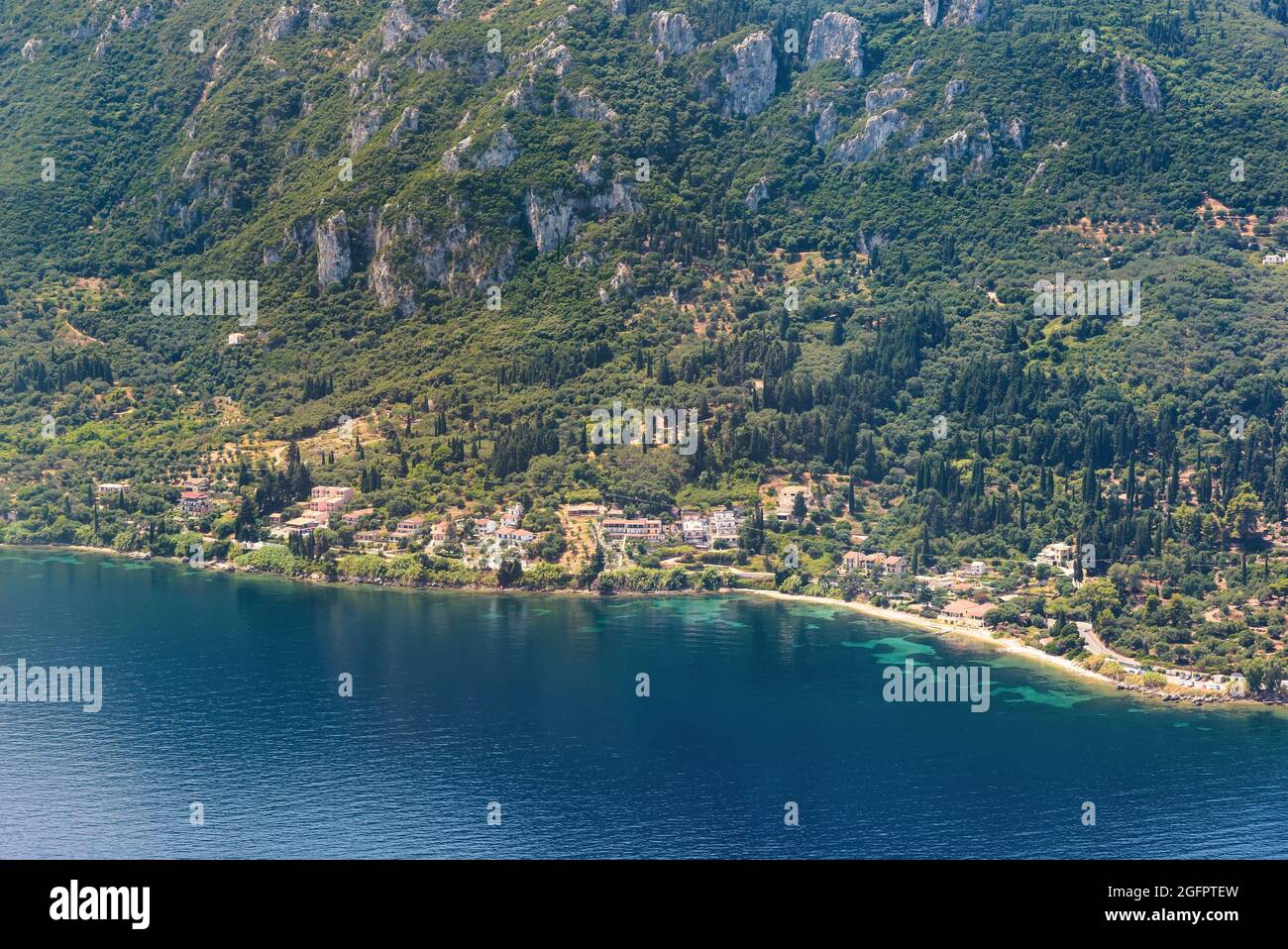 Luftaufnahme der lokalen Dörfer auf der Insel Korfu, beliebtes Touristenziel im Sommer in Europa Stockfoto