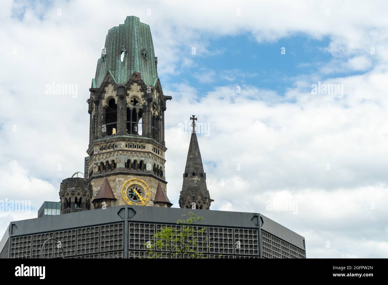 Die Kaiser Wilhelm Gedächtniskirche am Kurfürstendamm ist ein Denkmal am Breitscheidplatz im Berliner Stadtteil Charlottenburg. Stockfoto