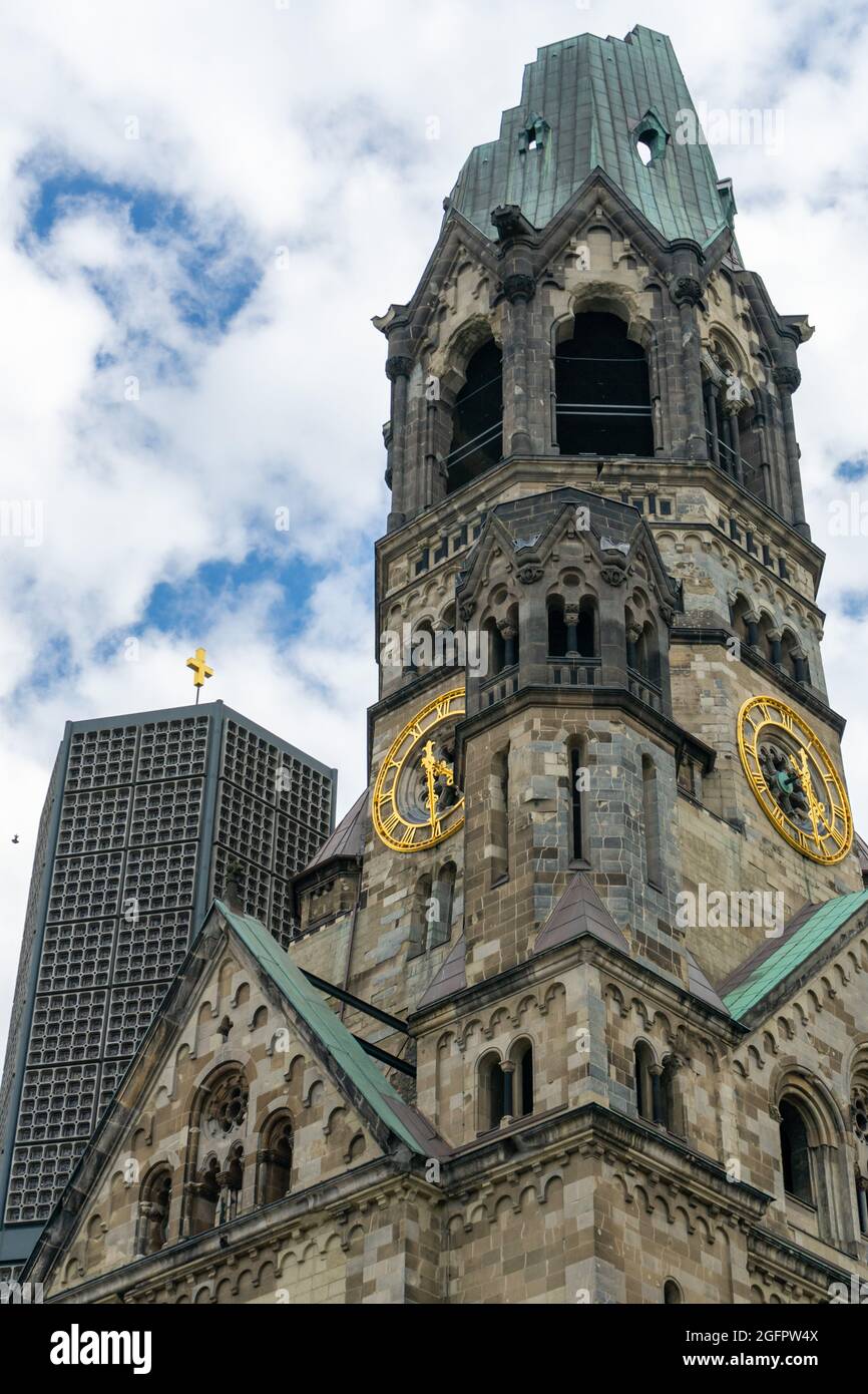 Die Kaiser Wilhelm Gedächtniskirche am Kurfürstendamm ist ein Denkmal am Breitscheidplatz im Berliner Stadtteil Charlottenburg. Stockfoto