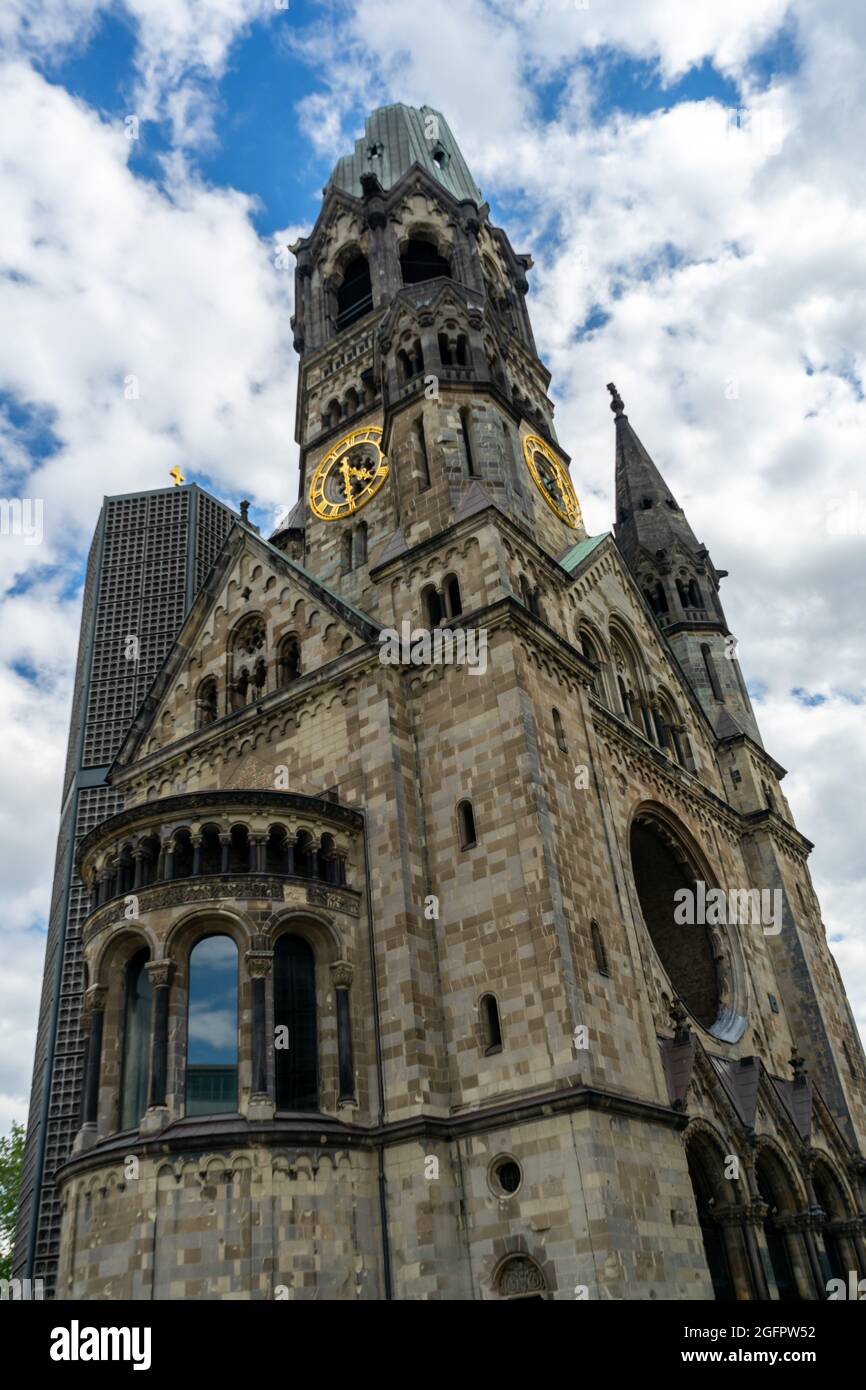 Die Kaiser Wilhelm Gedächtniskirche am Kurfürstendamm ist ein Denkmal am Breitscheidplatz im Berliner Stadtteil Charlottenburg. Stockfoto