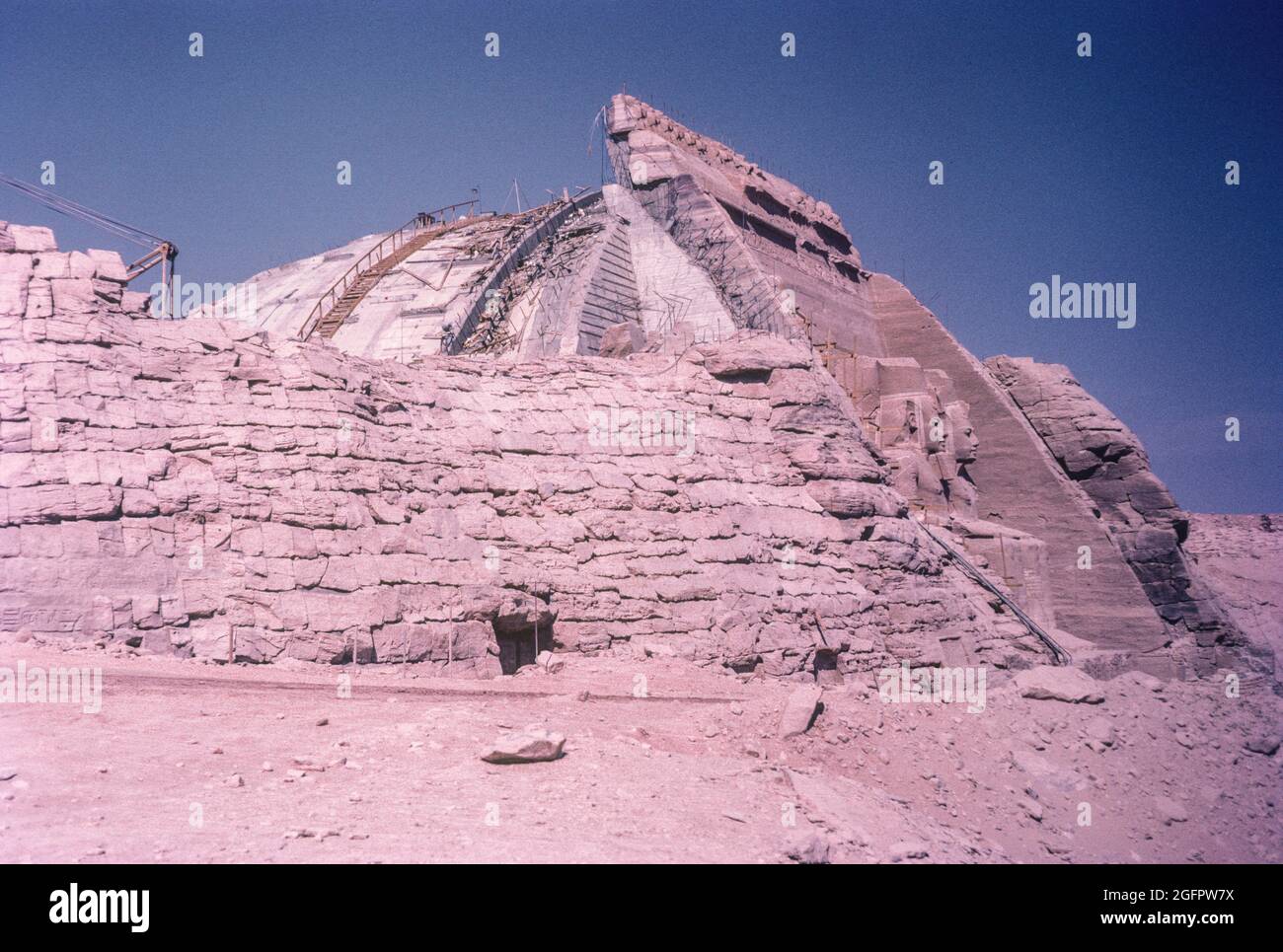 Ägypten, Dezember 1967. Tempel von Abu Simbel unter Rekonstruktion an neuem Standort, der durch den Assuan-Staudamm und den Nasser-See erforderlich wird. Stockfoto