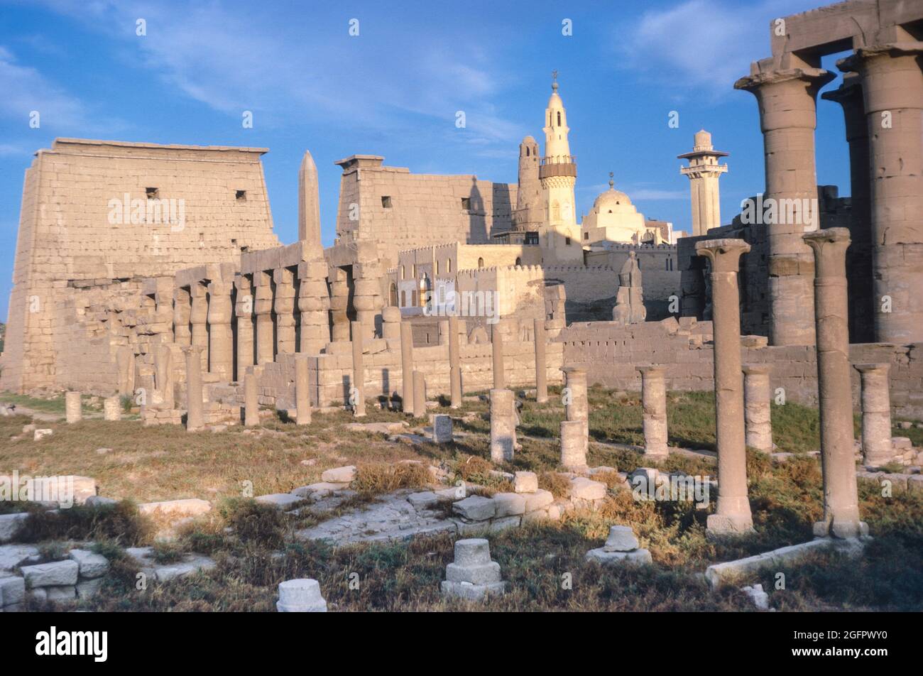 Luxor, Ägypten, Dezember 1967. Tempel des Amun Ra im Vordergrund, Moschee im Hintergrund. Stockfoto