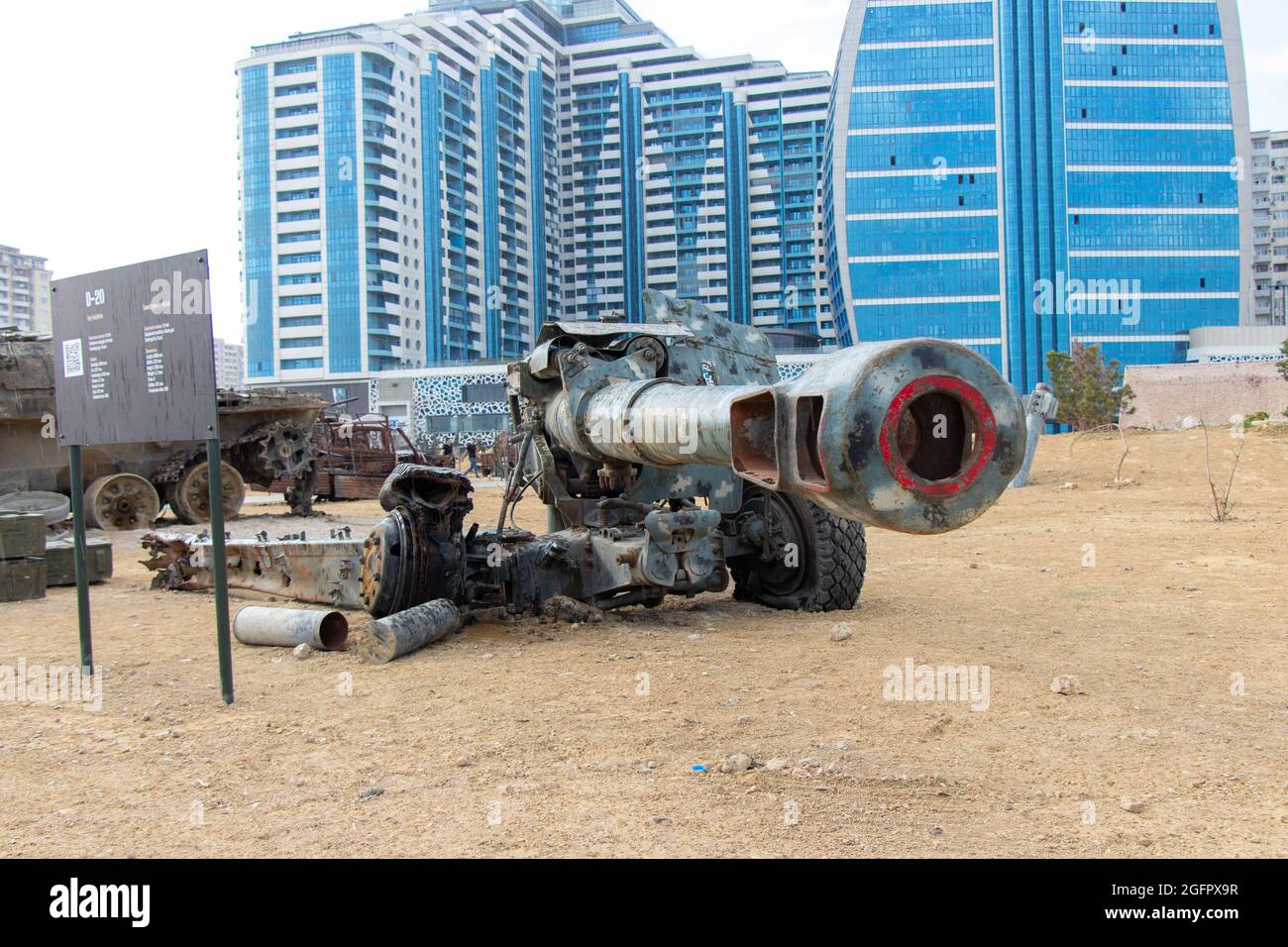 Zerstörte armenische 152-mm-Haubitze D-20. Baku Military Trophies Park Stockfoto