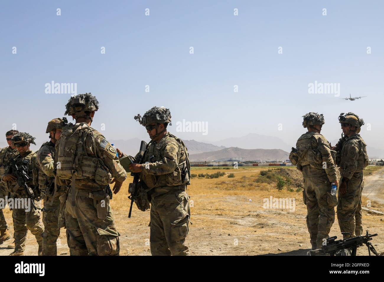 Kabul, Afghanistan. August 2021. US-Soldaten mit der 82. Luftlandedivision sorgen während der Operation Allies Refuge am 25. August 2021 in Kabul, Afghanistan, für Sicherheit rund um den Permitter des Hamid Karzai International Airport. Quelle: Planetpix/Alamy Live News Stockfoto