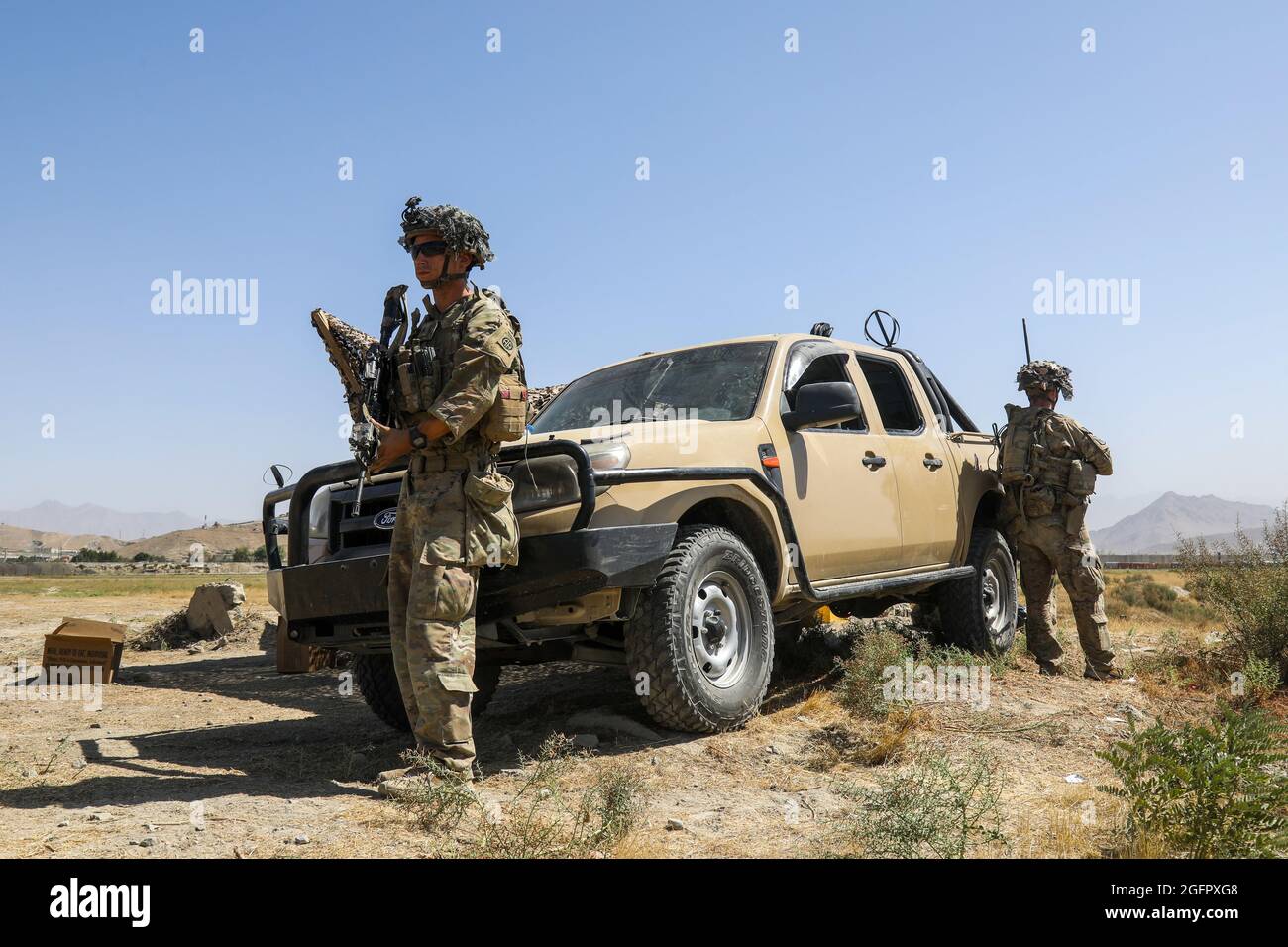 Kabul, Afghanistan. August 2021. Soldaten der US-Armee mit der 82. Airborne Division sorgen während der Operation Allies Refuge am 25. August 2021 in Kabul, Afghanistan, für Sicherheit rund um den Permitter des Hamid Karzai International Airport. Quelle: Planetpix/Alamy Live News Stockfoto