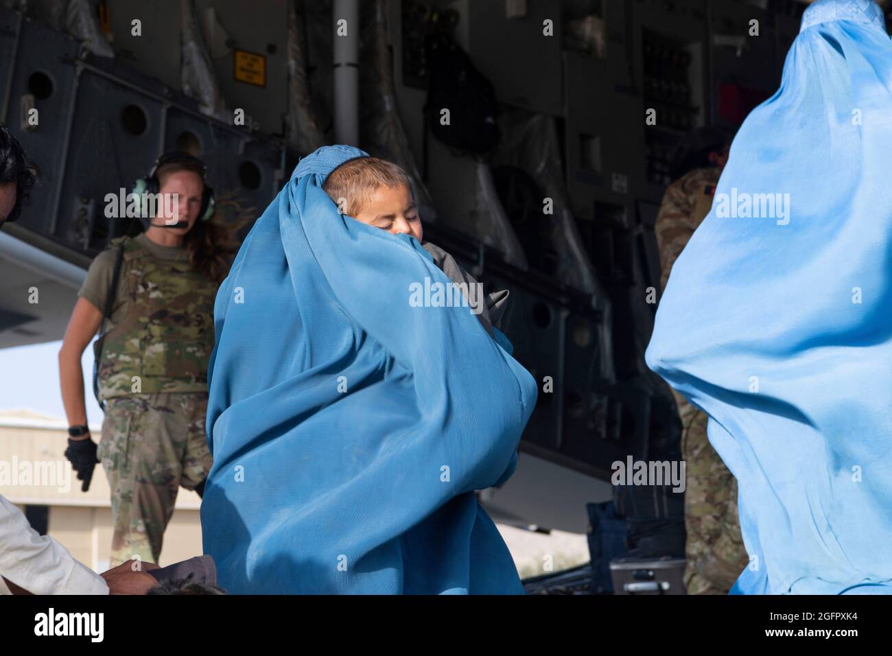 Kabul, Afghanistan. August 2021. Ladermeister der US-Luftwaffe und Piloten, die dem 816. Expeditionary Airlift Squadron zugewiesen wurden, laden Passagiere an Bord eines US-Luftwaffenstützers C-17 Globemaster III zur Unterstützung der Evakuierung in Afghanistan am Hamid Karzai International Airport (HKIA), Afghanistan, 24. August 2021. Pflichtkredit: Donald R. Allen/US Air Force via CNP/dpa/Alamy Live News Stockfoto