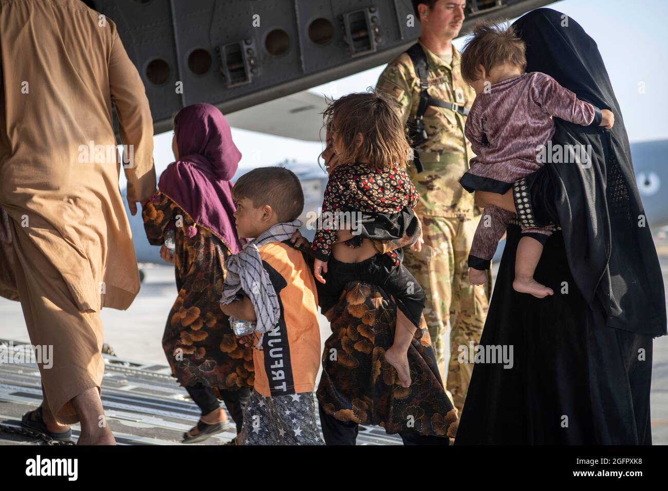 Kabul, Afghanistan. August 2021. Ladermeister der US-Luftwaffe und Piloten, die dem 816. Expeditionary Airlift Squadron zugewiesen wurden, laden Passagiere an Bord eines US-Luftwaffenstützers C-17 Globemaster III zur Unterstützung der Evakuierung in Afghanistan am Hamid Karzai International Airport (HKIA), Afghanistan, 24. August 2021. Pflichtkredit: Donald R. Allen/US Air Force via CNP/dpa/Alamy Live News Stockfoto