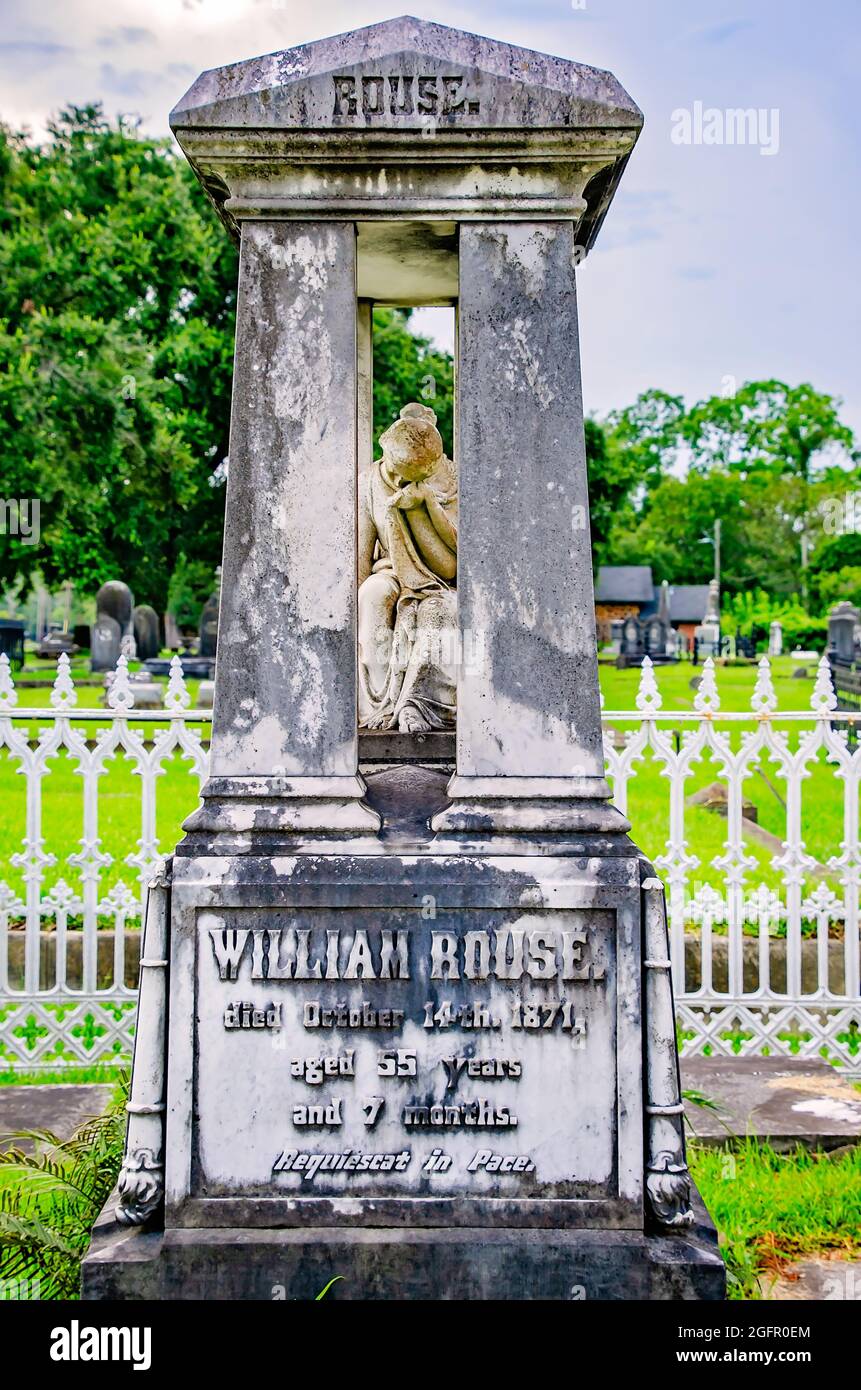 Das Grab der Familie Rouse zeigt ein neoklassizistisches Denkmal mit einer trauernden Frau auf dem Magnolia Cemetery am 14. August 2021 in Mobile, Alabama. Stockfoto