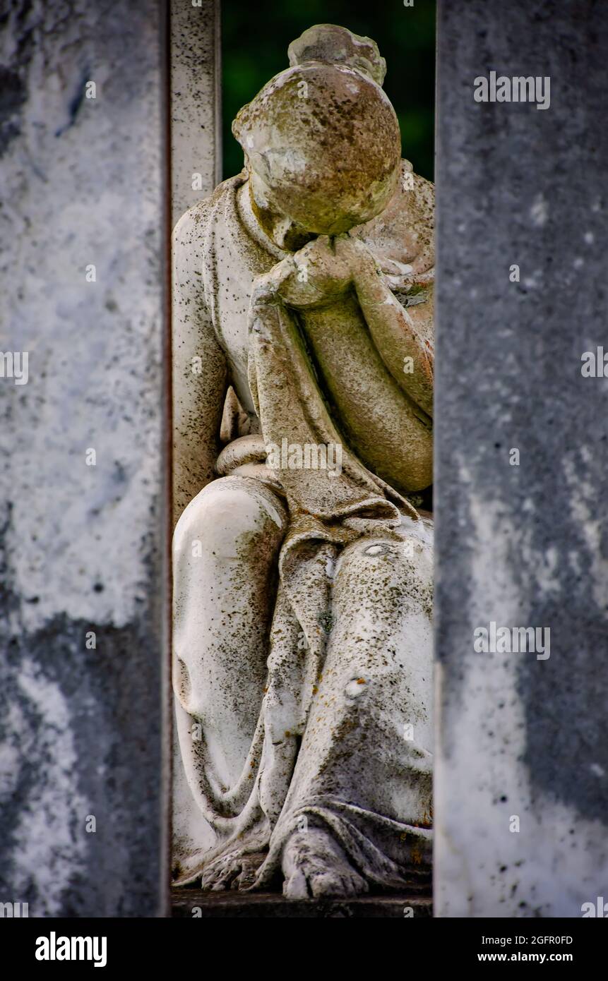 Das Grab der Familie Rouse zeigt ein neoklassizistisches Denkmal mit einer trauernden Frau auf dem Magnolia Cemetery am 14. August 2021 in Mobile, Alabama. Stockfoto
