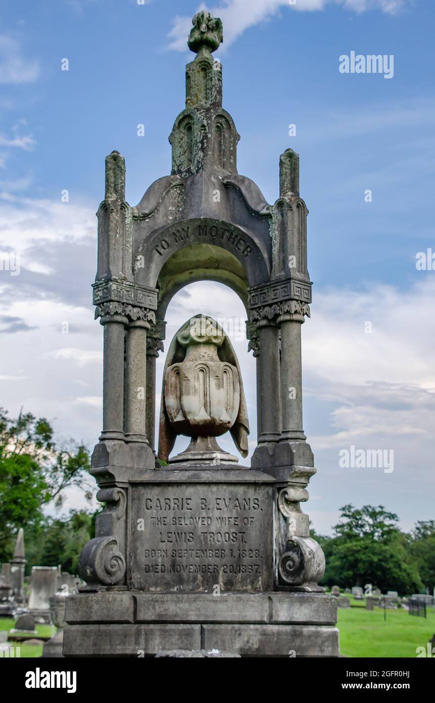 Ein Grabstein ist im Detail auf dem Magnolia Cemetery, 14. August 2021, in Mobile, Alabama, abgebildet. Auf dem 120 Hektar großen Friedhof befinden sich mehr als 80,000 Gräber. Stockfoto
