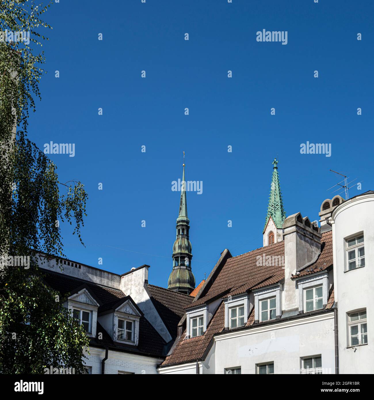 Riga, Lettland. 22. August 2021. Die Fassade eines alten Gebäudes im Stadtzentrum Stockfoto