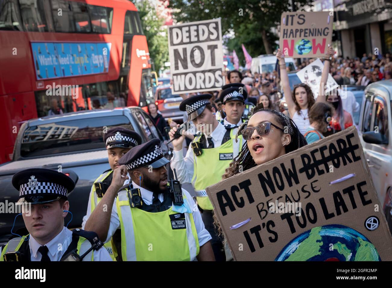 Extinction Rebellion (XR) Tag drei der Klimaschutzmaßnahmen vom Piccadilly Circus zur Oxford Street, London, Großbritannien. Stockfoto