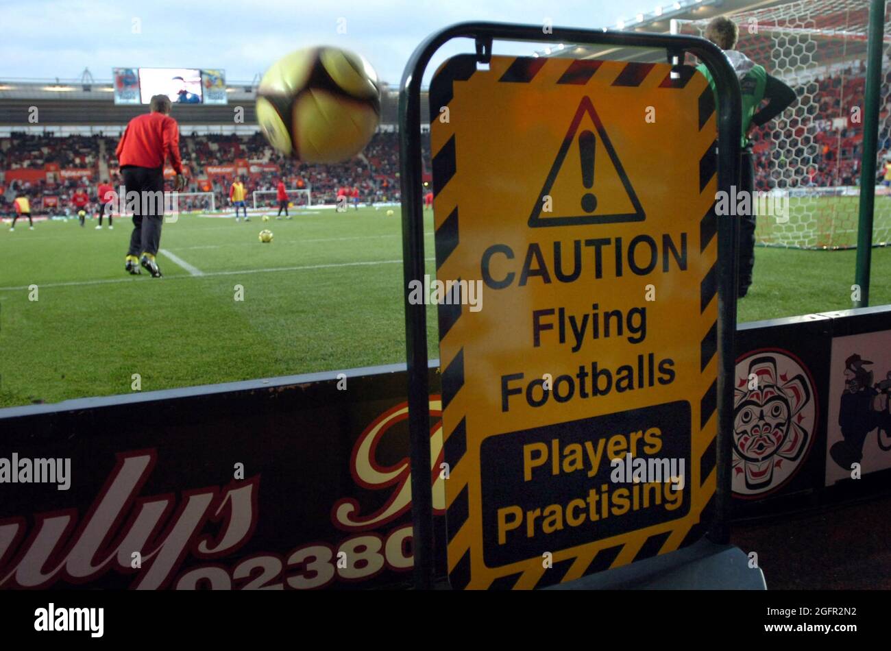 Betäubt Fans wurden Gesundheits- und Sicherheitswarnungen gegeben, um auf fliegende Kugeln zu achten – auf einem Fußballplatz. Die Fans des dritten FA Cup-Gleichspiels von Manchester United in Southampton wurden durch die gut sichtbaren gelben Schilder, die an beiden Enden des Spielfelds stationiert waren, verwirrt. Die Warnungen wurden im St Mary's Stadium aufgelegt, als sich die Stars Wayne Rooney, Ryan Giggs und Gary Neville vor einem Publikum mit 32,000 Zuschauern vor dem 3-0-Sieg ihrer Gruppe am Sonntag erwärmten. Pic Mike Walker, 2009 Stockfoto