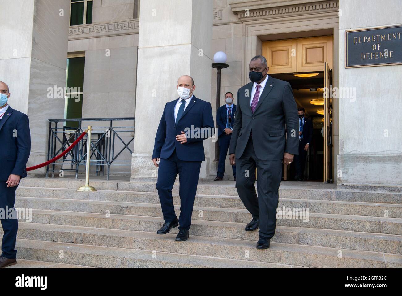 Arlington, Vereinigte Staaten Von Amerika. August 2021. US-Verteidigungsminister Lloyd J. Austin III, rechts, begleitet den israelischen Premierminister Naftali Bennett nach bilateralen Treffen im Pentagon am 25. August 2021 in Arlington, Virginia. Quelle: Planetpix/Alamy Live News Stockfoto