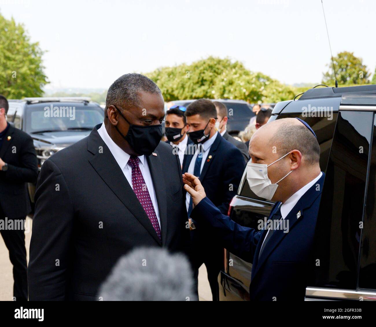 Arlington, Vereinigte Staaten Von Amerika. August 2021. US-Verteidigungsminister Lloyd J. Austin III, links, begrüßt den israelischen Ministerpräsidenten Naftali Bennett zu bilateralen Treffen im Pentagon am 25. August 2021 in Arlington, Virginia. Quelle: Planetpix/Alamy Live News Stockfoto