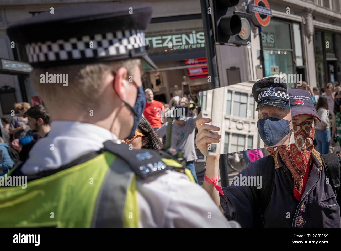 Extinction Rebellion (XR) Tag drei der Klimaschutzmaßnahmen vom Piccadilly Circus zur Oxford Street, London, Großbritannien. Stockfoto