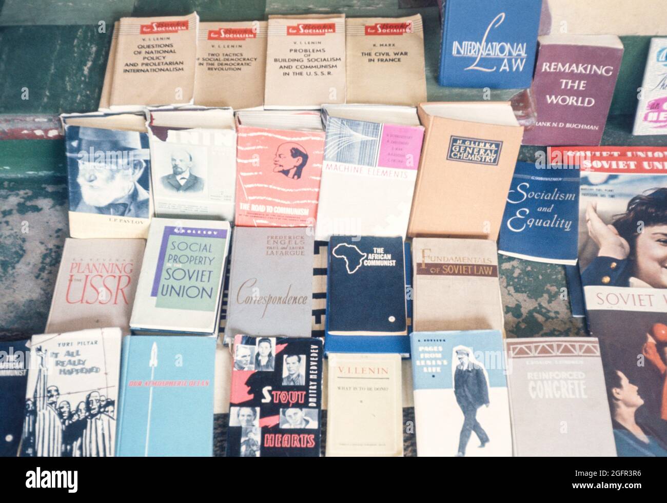 Ibadan, Nigeria. Ausstellung kommunistischer Wirtschafts- und Geschichtsbücher zum Verkauf, 1962. Stockfoto