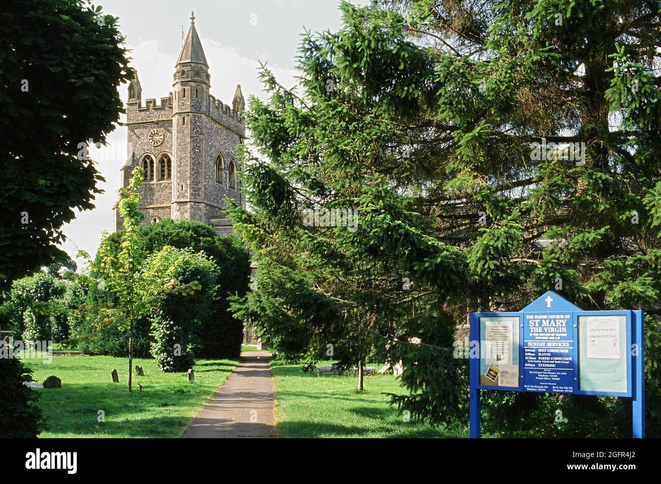 St. Mary's Kirchturm und Kirchhof in Old Amersham, Buckinghamshire, Südengland Stockfoto