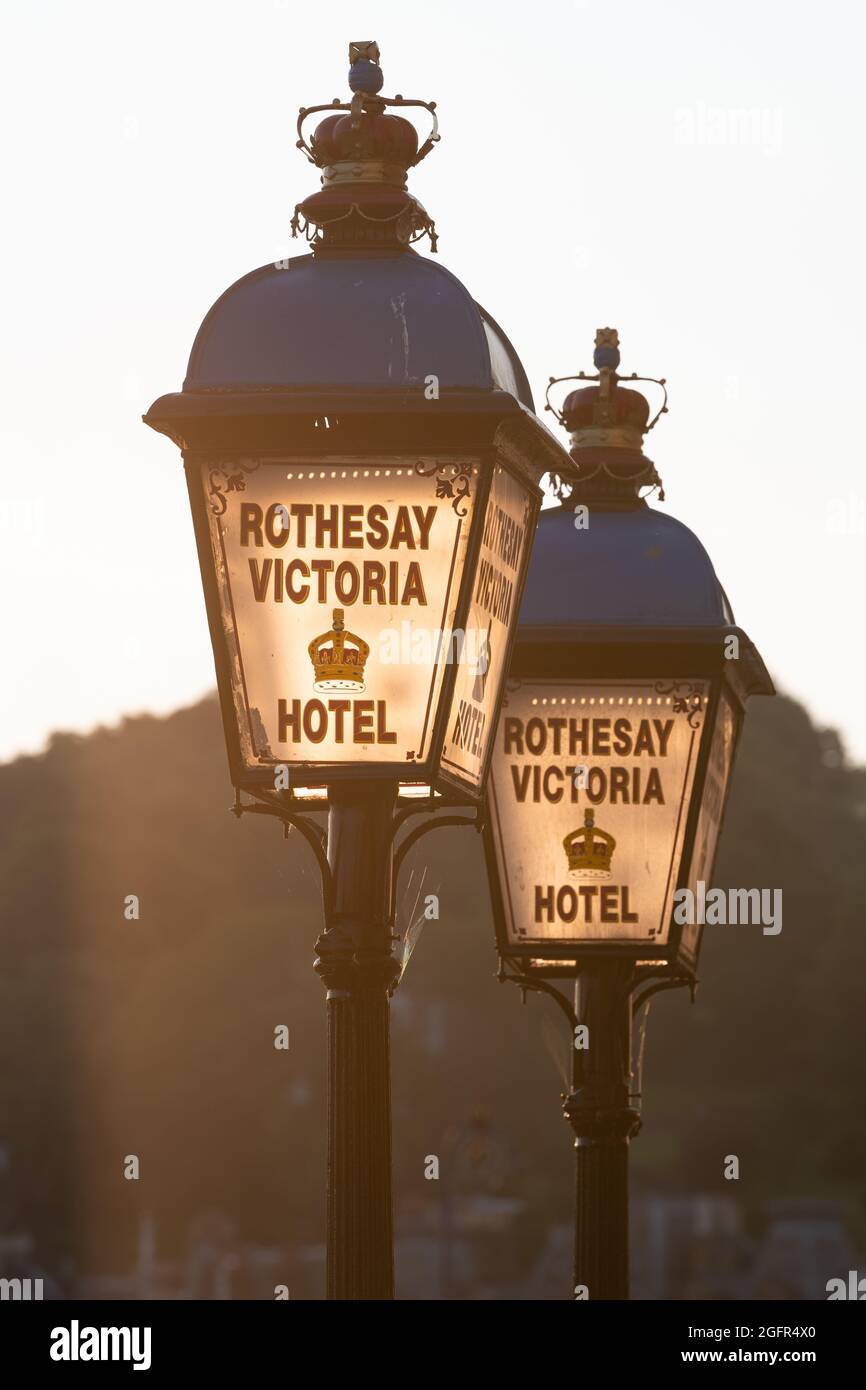 Rothesay Victoria Hotel bei Sonnenaufgang - original Lampenstandards vor dem Hoteleingang, Rothesay, Isle of Bute, Argyll and Bute, Schottland, VEREINIGTES KÖNIGREICH Stockfoto