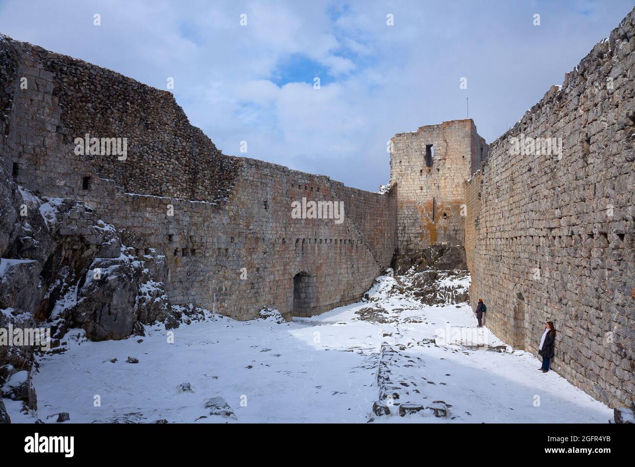 Frankreich. Ariège (09) Burg der Katharer von Montsegur im Schnee Stockfoto