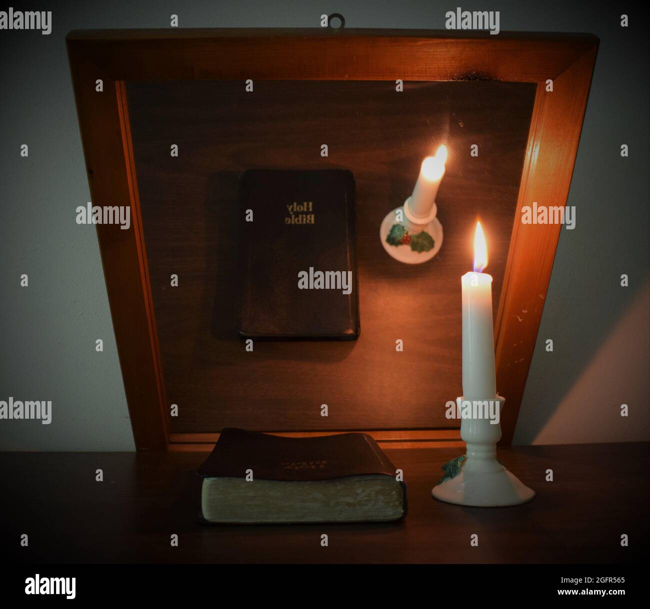 Wir sehen jetzt in einem Spiegel dunkel Stockfoto