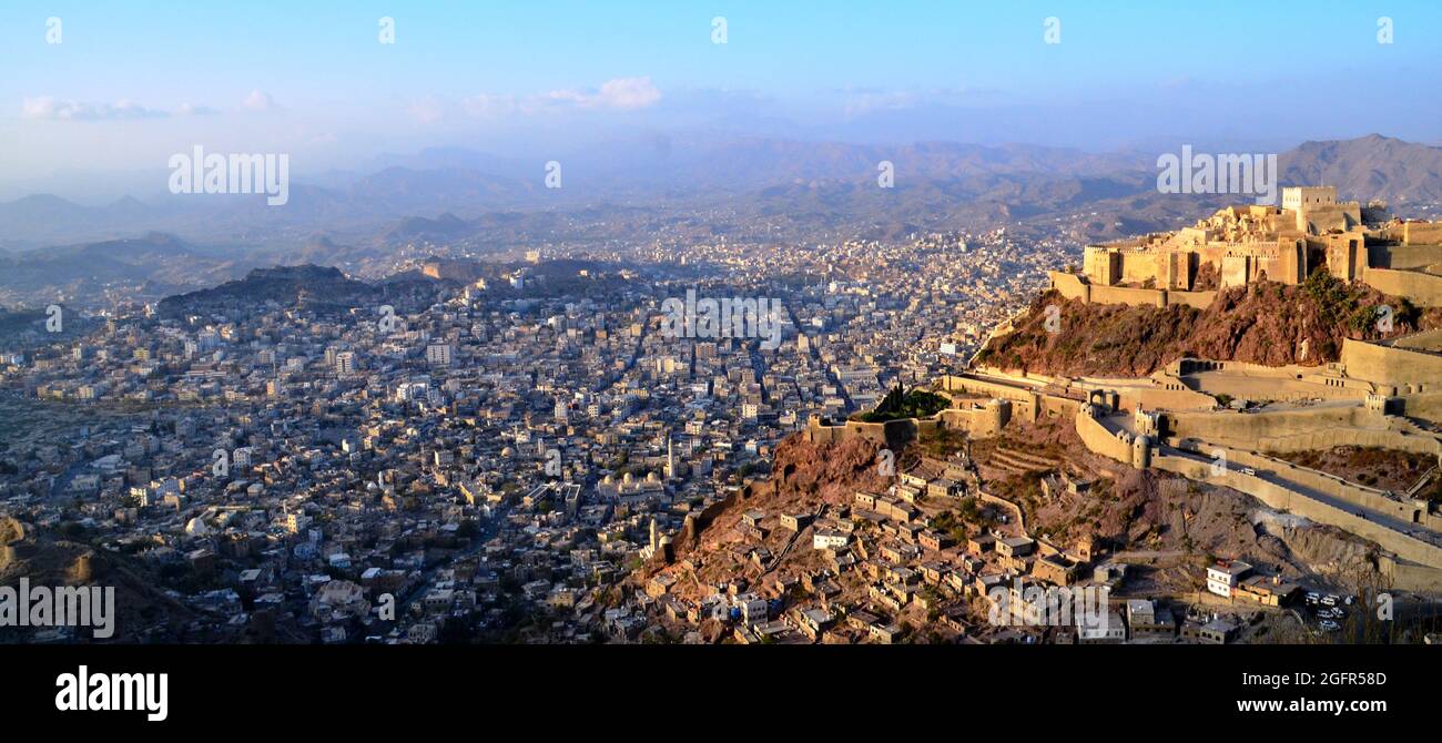 Qahera Burg historisches Gebäude auf der Spitze der Stadt Taiz. Vor 600 Jahren gebaut, aber jetzt ist es teilweise durch den Krieg zerstört Stockfoto
