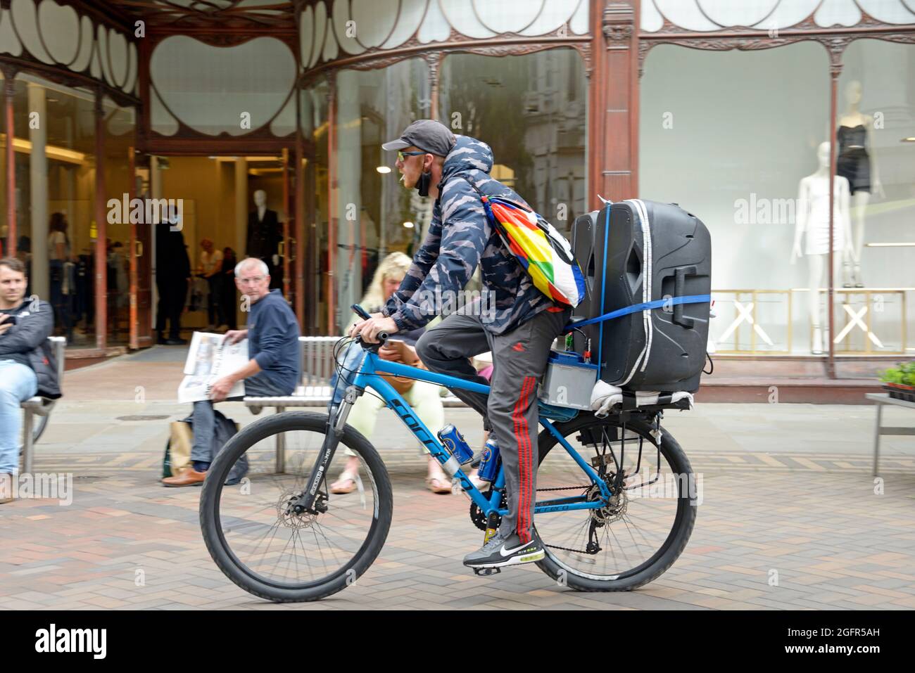 Mann auf einem Fahrrad, mit Verstärker und Lautsprechern. Stockfoto