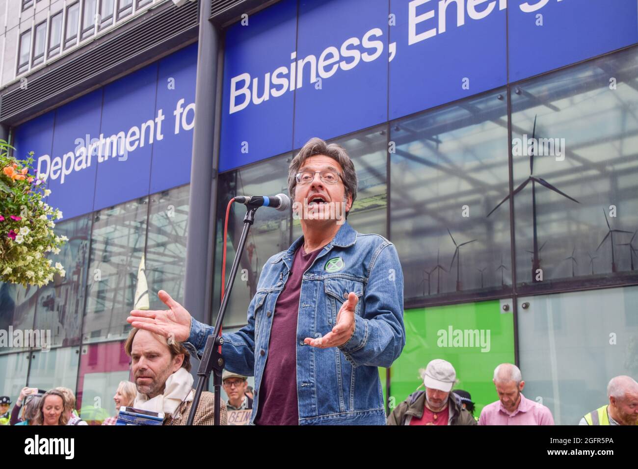 London, Großbritannien. August 2021. Der Schriftsteller und Aktivist George Monbiot spricht während der Demonstration vor dem Ministerium für Wirtschaft, Energie und Industriestrategie zu den Demonstranten.Rebellion des Aussterbens Demonstranten marschierten im Rahmen ihrer zweiwöchigen Kampagne Impossible Rebellion vom Hyde Park zum Ministerium für Wirtschaft, Energie und Industriestrategie. Aufruf an die britische Regierung, in der Klima- und Umweltkrise sinnvoll zu handeln. (Foto: Vuk Valcic/SOPA Images/Sipa USA) Quelle: SIPA USA/Alamy Live News Stockfoto