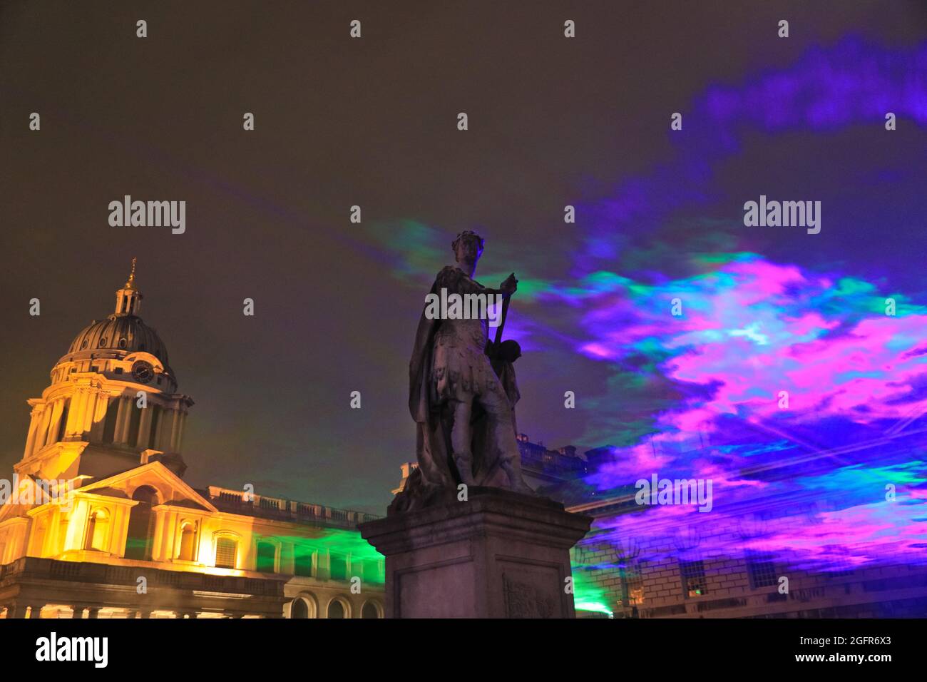 Greenwich, London, Großbritannien. August 2021. 'Borealis' von Dan Archer erhellt den Himmel über dem Old Royal Naval College im Royal Borough of Greenwich. „Borealis“ ist eine faszinierende Nachbildung der Nordlichter am Himmel. Es ist Teil des jährlichen Greenwich and Docklands Festivals, das vom 27. August bis 11. September 2021 stattfindet. Kredit: Imageplotter/Alamy Live Nachrichten Stockfoto