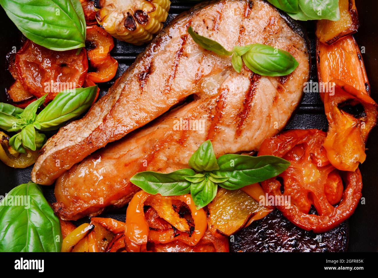 Gusseisen Pfanne mit Scheibe der rote Fisch und Gemüse, Nahaufnahme  Stockfotografie - Alamy