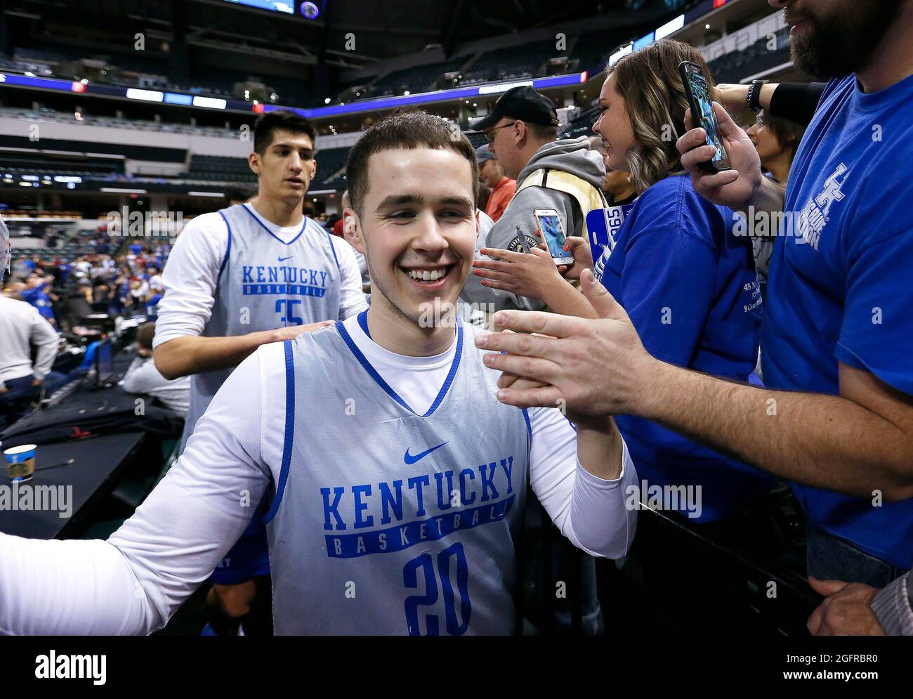 Indianapolis, USA. März 2017. Der Kentucky-Wachmann Brad Calipari (20) führte das Team in der Arena an, um nach dem Training für ein NCAA-Turnier in der ersten Runde gegen Northern Kentucky im Bankers Life Fieldhouse in Indianapolis am 16. März 2017 die Hände der Fans zu schütteln. (Foto von Charles Bertram/Lexington Herald-Leader/TNS/Sipa USA) Quelle: SIPA USA/Alamy Live News Stockfoto