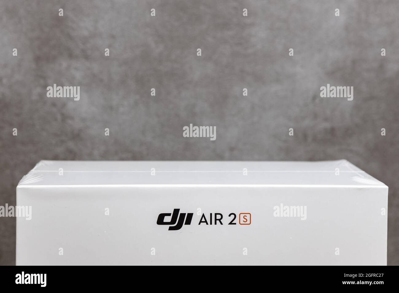ZUTPHEN, NIEDERLANDE - 06. Aug 2021: Top of fly mehr Combo-Paket-Box mit tragbaren DJI Quadcoptern, die das Air 2S-Drohnenlogo gegen stylischen Contem zeigen Stockfoto