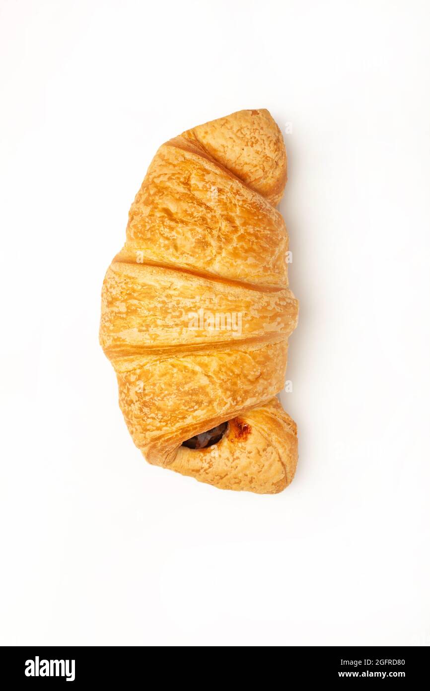 Traditionelles Croissant auf isoliertem Studiohintergrund Stockfoto