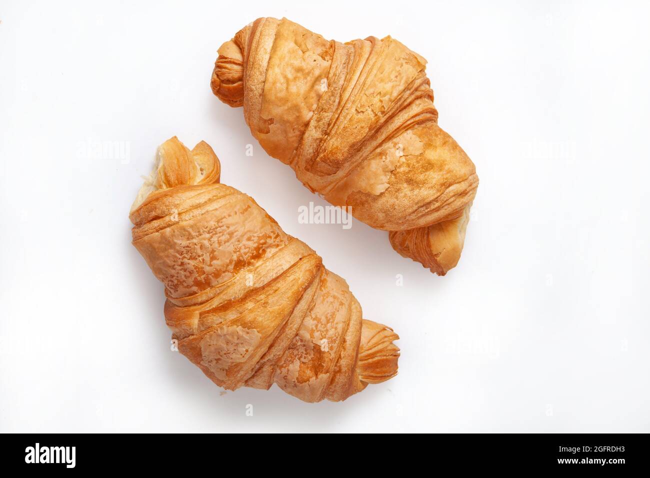 Traditionelles Croissant auf isoliertem Studiohintergrund Stockfoto