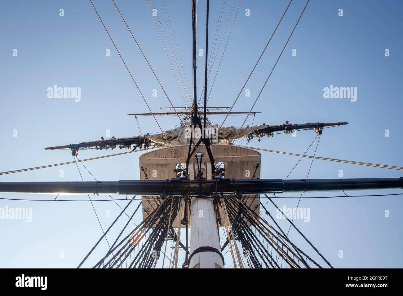 BOSTON (26. August 2021) Segler besetzen das Hauptsegel an Bord der USS Constitution. USS Constitution, das älteste in Auftrag gegebene Kriegsschiff der Welt, spielte eine entscheidende Rolle in den Barbarenkriegen und dem Krieg von 1812 und verteidigte von 1797 bis 1855 aktiv die Seewege. Während des normalen Betriebs bieten die an Bord der USS Constitution stationierten aktiven Seeleute kostenlose Touren an und bieten jährlich mehr als 600,000 Menschen einen öffentlichen Besuch an, da sie die Mission des Schiffes unterstützen, die Geschichte und das maritime Erbe der Marine zu fördern und das Bewusstsein für die Bedeutung einer nachhaltigen Marinepräsenz zu schärfen. USS Constitut Stockfoto