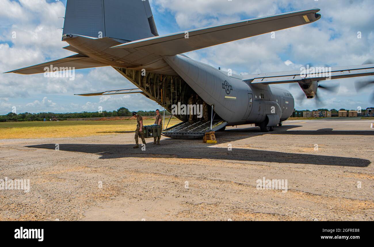 US-Lademeister, die in Camp Lemonnier, Dschibuti, stationiert sind, entfernen ein HEMOCOOL-Gefriersystem, das Moderna COVID-19-Impfstoffe enthält, aus einem C-130 Hercules-Frachtflugzeug auf der Fluglinie in Camp Simba, Kenia, 19. August 2021. Das HEMOCOOL Gefriersystem hielt die Temperatur der Impfstoffe zwischen 2 Grad Celsius und 8 Grad Celsius für die Konservierung aufrecht. Die COVID-19-Impfstoffe wurden als gemeinsame Anstrengung zwischen der kombinierten Gemeinsamen Task Force – Horn von Afrika, den US-Naval Forces Africa und dem US-European Command und dem US-Africa Command unter der Leitung des US-Africa Command bereitgestellt. (USA Luftwaffe Stockfoto
