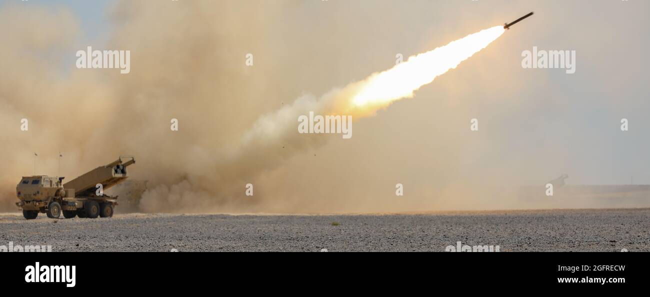 Eine High Mobility Artillery Rocket System feuert eine Trainingsrakete während des Redleg Tempest II am 11. August 2021 in Jordanien ab. Redleg Tempest II war eine gemeinsame Trainingsübung, an der die jordanischen Royal Armed Forces, die US-Armee, die Luftwaffe und das Marine Corps beteiligt waren. (USA Armeefoto von Sgt. Kyle Burks) Stockfoto