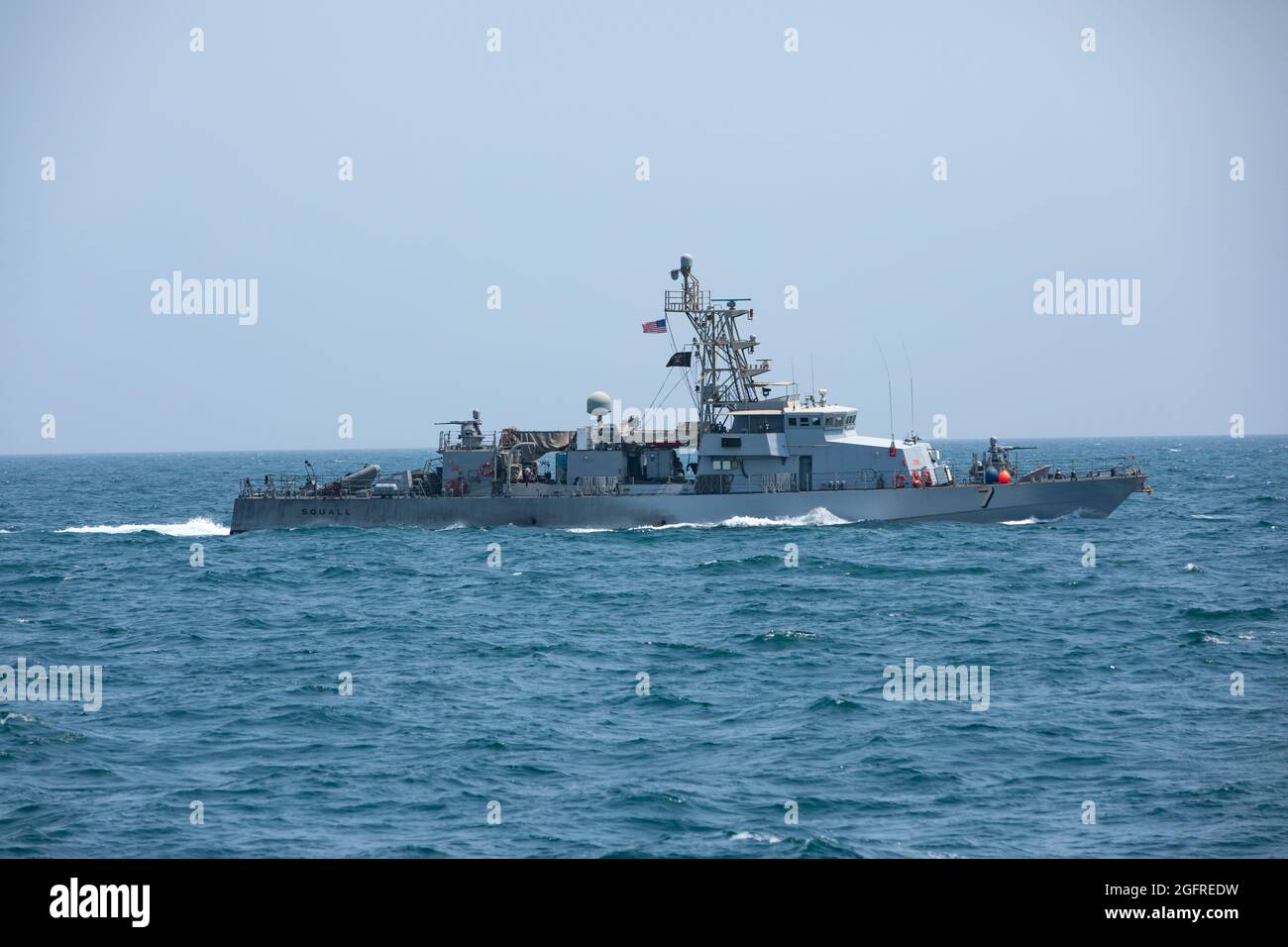 210821-A-RK348-1259 ARABISCHER GOLF (AUG 21, 2021) – Patrouillenküstenschiff USS Squall (PC 7) durchsetzt den Arabischen Golf, 21. August. Squall wird in den Einsatzbereich der 5. US-Flotte eingesetzt, um Marineinteraktionen zu unterstützen, um die maritime Stabilität und Sicherheit in der Zentralregion zu gewährleisten und das Mittelmeer und den Pazifik durch den westlichen Indischen Ozean und drei strategische Engpässe zu verbinden. (USA Armeefoto von CPL. Thiem Huynh) Stockfoto
