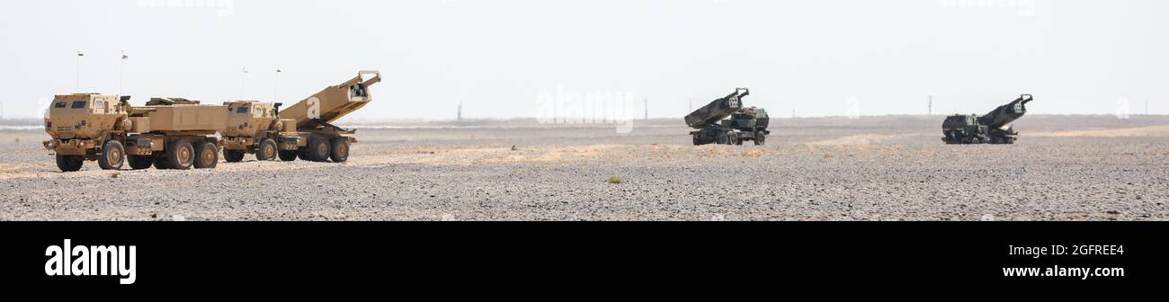 Vier High Mobility Artillery Raketensysteme der jordanischen Royal Armees und der US-Armee bereiten sich auf eine Feuermission während des Redleg Tempest II am 11. August 2021 in Jordanien vor. Die jordanischen königlichen Streitkräfte veranstalteten diese gemeinsame Trainingsübung. (USA Armeefoto von Sgt. Kyle Burks) Stockfoto