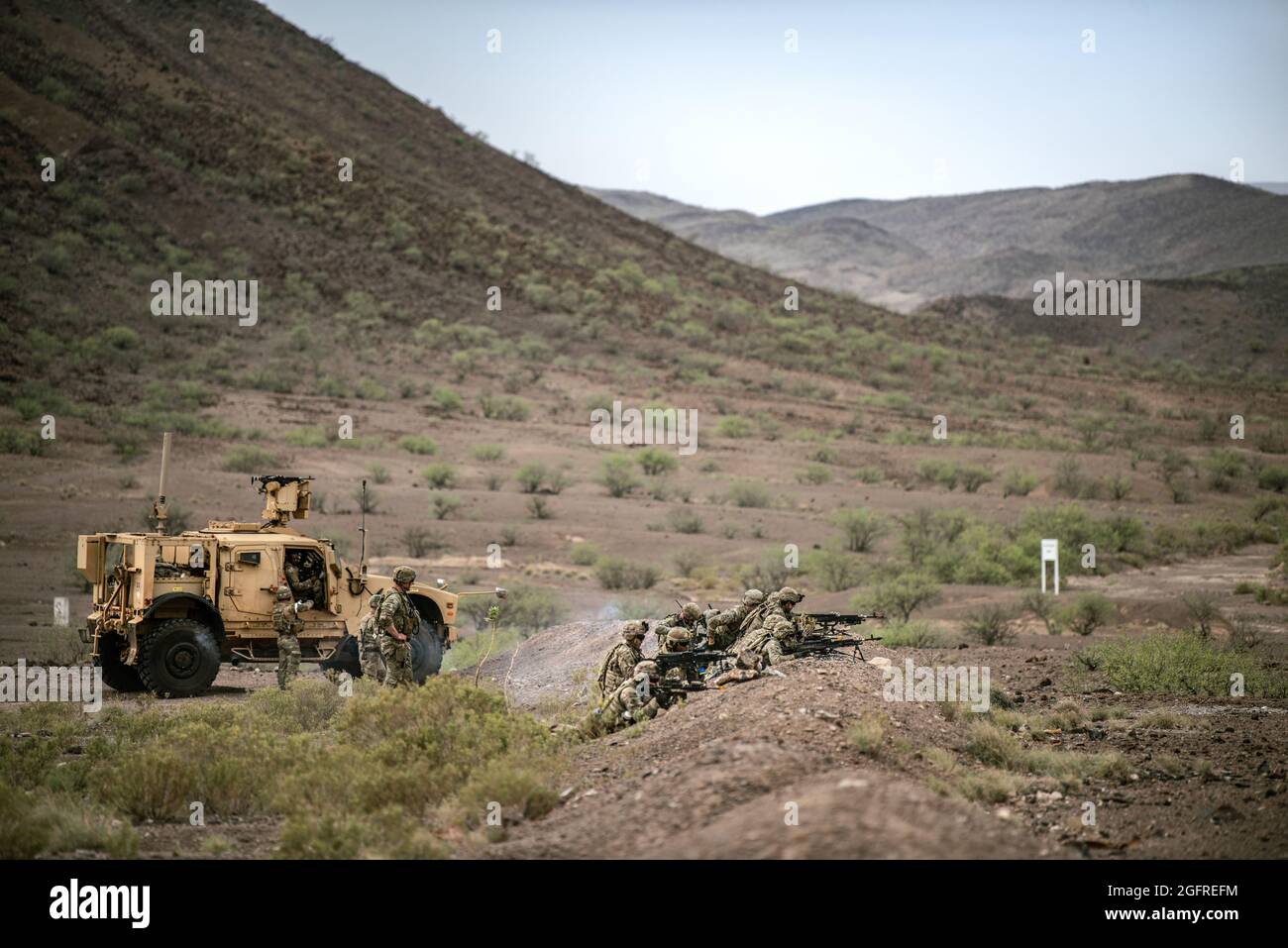 Infanteristen der US-Armee mit der Task Force Iron Grey, Combined Joint Task Force – Horn of Africa (CJTF-HOA), feuern den M4-Karabiner, den M249-Trupp Automatic Weapon und das Common Remote Operated Weapons System mit einem mittleren M240B-Maschinengewehr während einer Live-Feuerübung im Dschibutischen Range Complex, Dschibuti, 24. August, 2021. Live-Fire-Übungen bestätigen die Fähigkeit eines Zugons, durch verstärkende Konzepte wie die Unterstützung des Feuers, die Basis des Feuers und die Synchronisation von Feuern die Kontrolle zu übernehmen. Die CJTF-HOA, die von Camp Lemonnier, Dschibuti, aus operiert, ist ein dynamisches operatives Hauptquartier, das sich um die Stockfoto Infanteristen der US-Armee mit der Task Force Iron Grey, Combined Joint Task Force – Horn of Africa (CJTF-HOA), feuern den M4-Karabiner, den M249-Trupp Automatic Weapon und das Common Remote Operated Weapons System mit einem mittleren M240B-Maschinengewehr während einer Live-Feuerübung im Dschibutischen Range Complex, Dschibuti, 24. August, 2021. Live-Fire-Übungen bestätigen die Fähigkeit eines Zugons, durch verstärkende Konzepte wie die Unterstützung des Feuers, die Basis des Feuers und die Synchronisation von Feuern die Kontrolle zu übernehmen. Die CJTF-HOA, die von Camp Lemonnier, Dschibuti, aus operiert, ist ein dynamisches operatives Hauptquartier, das sich um die Stockfoto