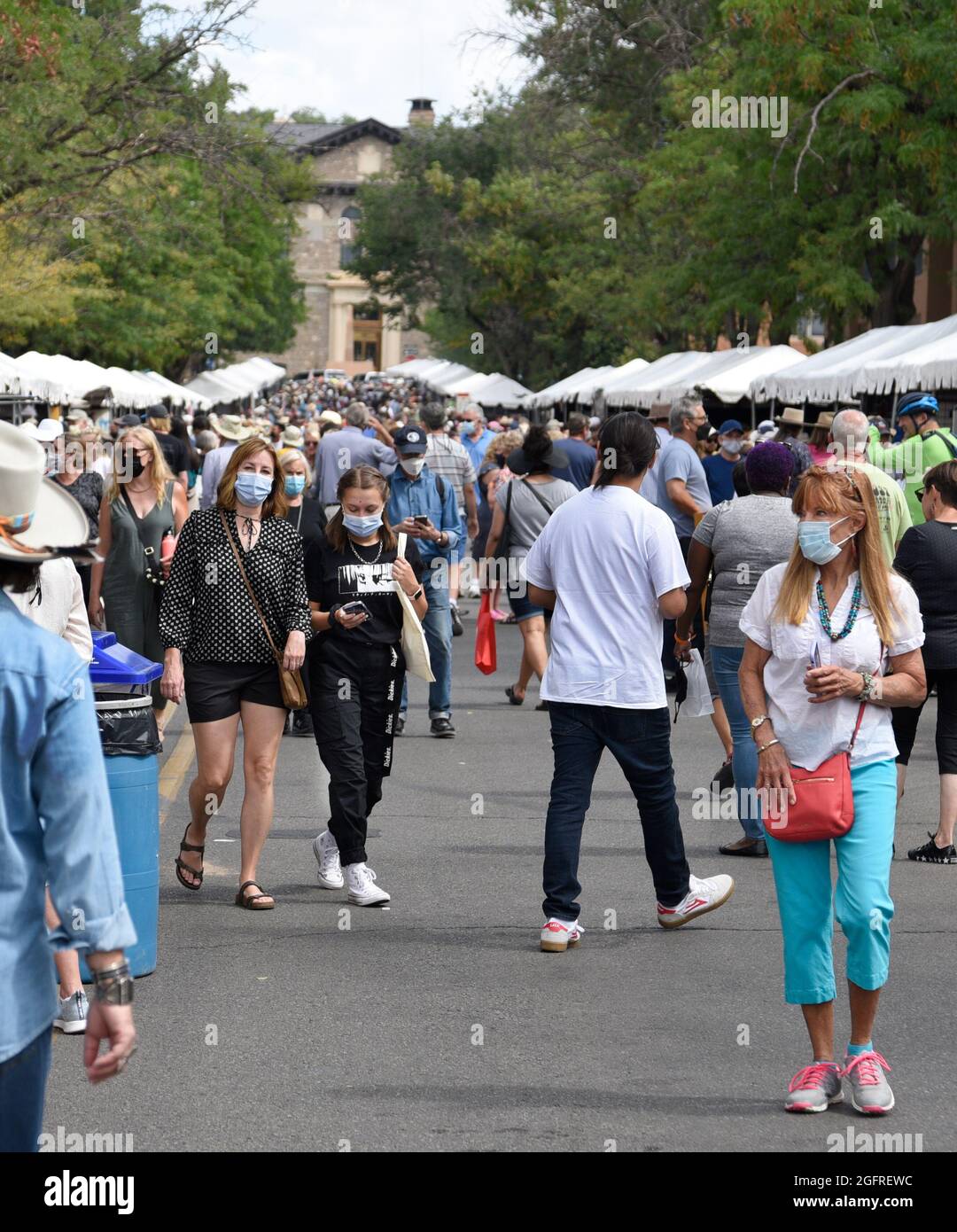 Eine Menge auf dem jährlichen Santa Fe Indian Market in New Mexico, wo Hunderte von indianischen Künstlern ihre Werke zeigen und verkaufen. Stockfoto