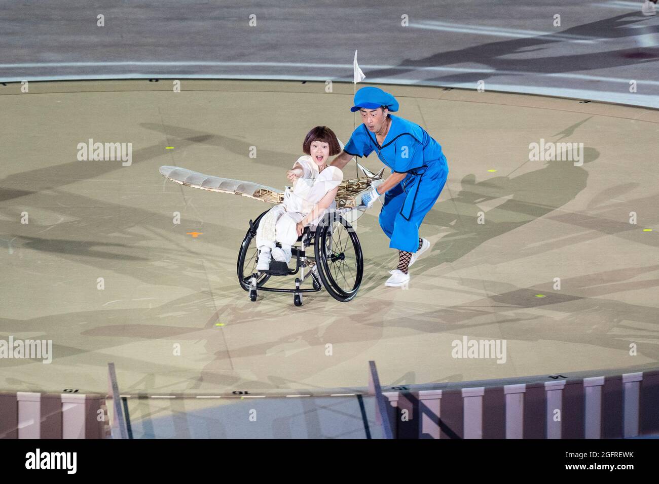 Tokio, Japan. August 2021. Die Darsteller tanzen während der Eröffnungszeremonie der Paralympischen Spiele in Tokio 20202 im Olympiastadion. Die Spiele wurden wegen der weltweiten COVID-19-Pandemie verschoben und ohne Zuschauer abgehalten. Nur Schulkinder in kleinen Gruppen durften während der Spieldauer einige der Veranstaltungen beobachten. (Foto von Lev Radin/Pacific Press) Quelle: Pacific Press Media Production Corp./Alamy Live News Stockfoto