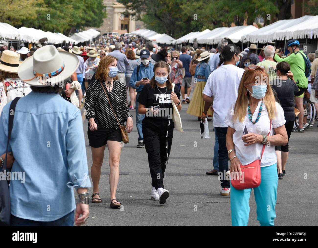 Eine Menge auf dem jährlichen Santa Fe Indian Market in New Mexico, wo Hunderte von indianischen Künstlern ihre Werke zeigen und verkaufen. Stockfoto