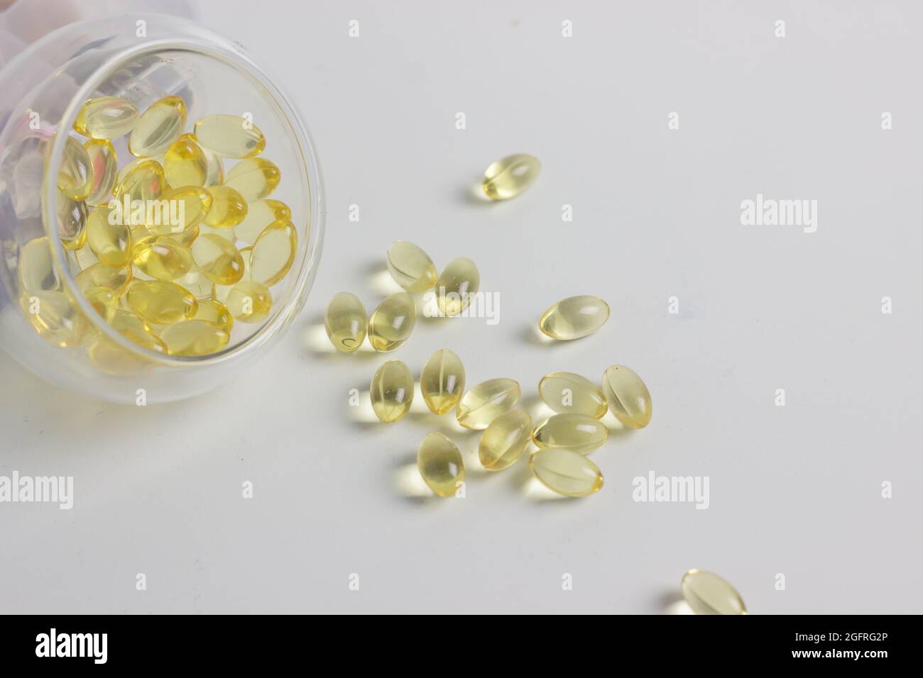 Fischöle Omega 3 Multivitamin Quelle weiche Gele mit weißem Hintergrund Stockfoto