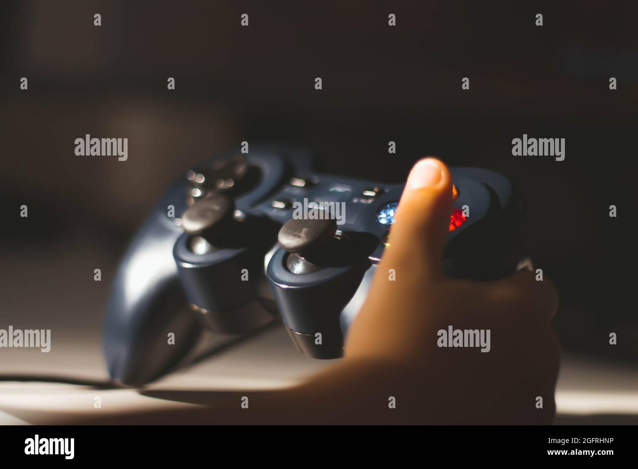 Der Junge spielt ein Computerspiel. Joystick in der Hand. Ein Spieler in einem Computerclub. Spiele für Kinder. Stockfoto