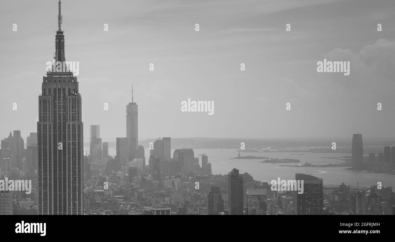 Blick auf New York City mit den Wolkenkratzern unter dem Himmel Stockfoto