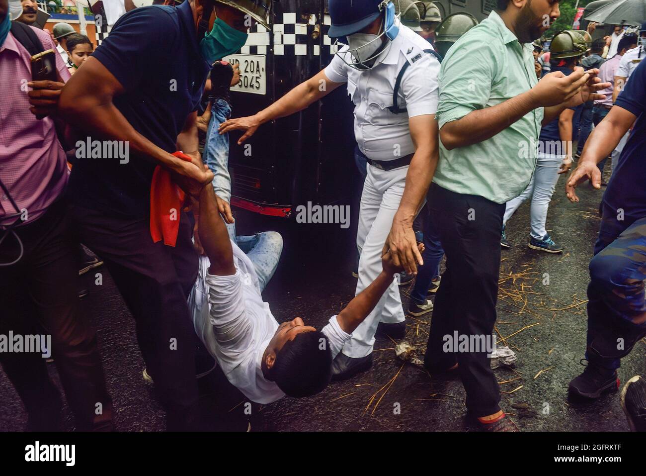 Während der Demonstration verhaften Polizeibeamte Kongressangestellte.Kongressangestellte protestierten gegen die von der indischen Finanzministerin Nirmala Sitharaman vor dem Hauptquartier der BJP (Bharatiya Janata Party) gestartete Nationale Monetarisierungspipeline (NMP). Über den NMP plant die Regierung, Milliarden zu sammeln, indem sie staatliche Infrastrukturanlagen in den nächsten vier Jahren least. Aber laut den Oppositionen ist es ein Plan, die Infrastrukturanlagen des Landes an Geschäftsleute und Industriellen in der Nähe der derzeitigen BJP-Regierung zu verkaufen. (Foto von Sumit Sanyal/SOPA Images/Sipa USA) Stockfoto