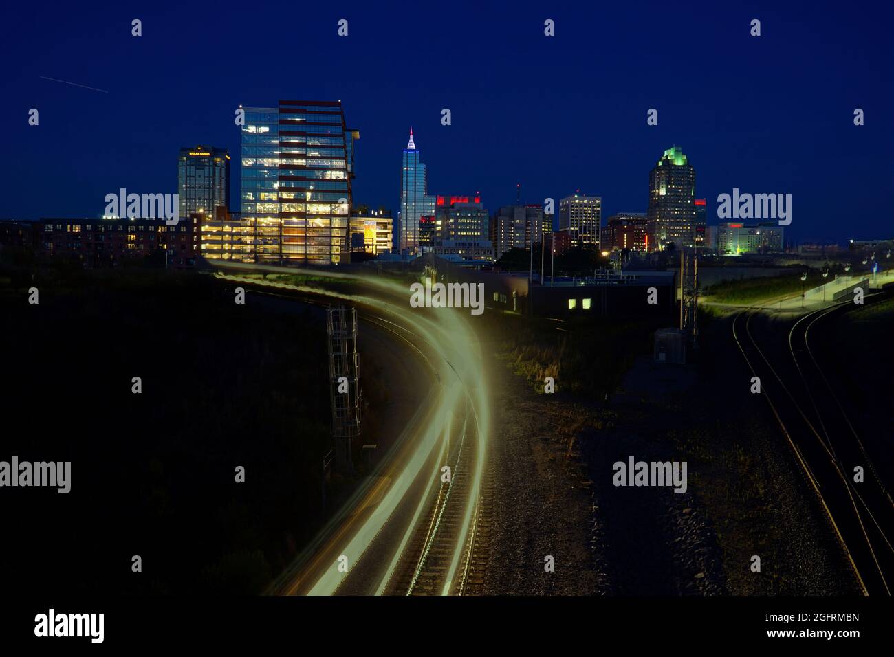 Downtown Raleigh North Carolina Sky Line bei Nacht Stockfoto