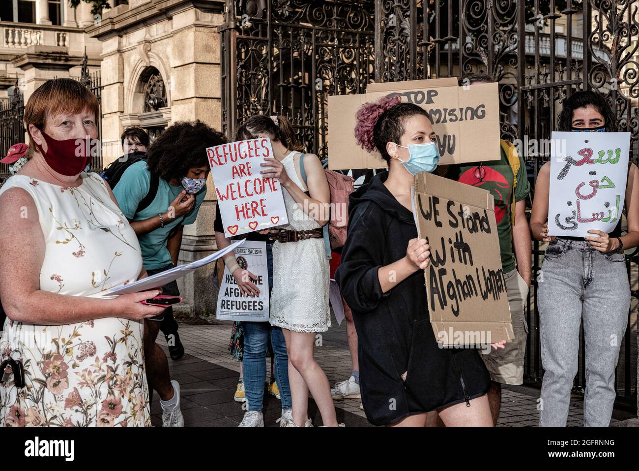 Dublin, Irland. August 2021. Dutzende von Menschen versammelten sich vor dem irischen parlamentsgebäude, dem Leinster House, um zu fordern, dass die irische Regierung mehr afghanische Flüchtlinge aufnimmt. United Against Racism organisierte den Protest, während auch andere Parteien und Organisationen wie People Before Profit, ROSA und Le Chéile anwesend waren. Die Demonstranten argumentierten, dass Irland sich nicht länger weigern sollte, Flüchtlinge aufzunehmen, da die irische Regierung dem US-Militär zuvor die Nutzung des Flughafens Shannon gestattet hatte. Kredit: SOPA Images Limited/Alamy Live Nachrichten Stockfoto