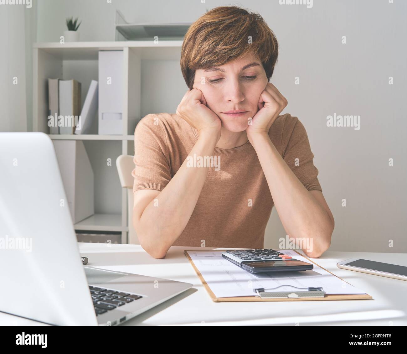 Kaukasische Frau plant Rechnungen zu bezahlen und Geld zu sparen. Kluge Ausgaben, wenn die Preise steigen Stockfoto